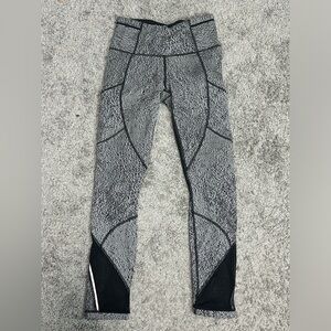 LULULEMON SIZE 4 LEGGINGS BLACK AND WHITE perfect condition